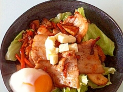 超簡単レシピ豚キムチ丼（半熟卵入り）